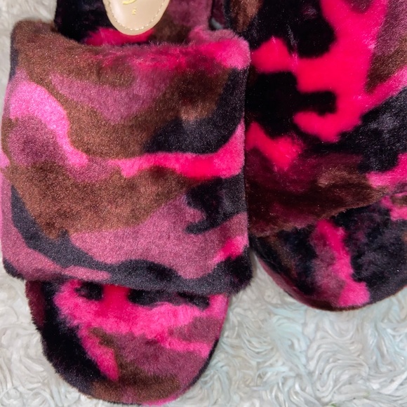 NIB- Fuchsia Camo Faux Fur Platform Slider Sandals - Picture 4 of 9